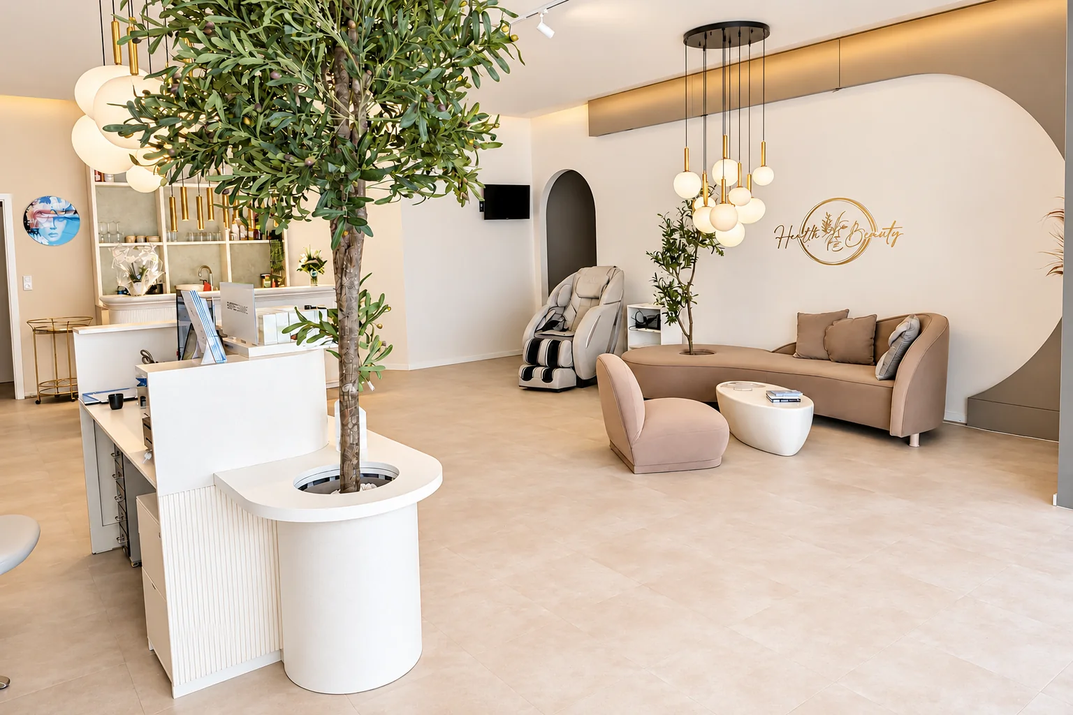 Heller H&B-Empfang mit Baum in der Theke, goldenen Kugelleuchten, beiger Sitzgruppe und Wandlogo